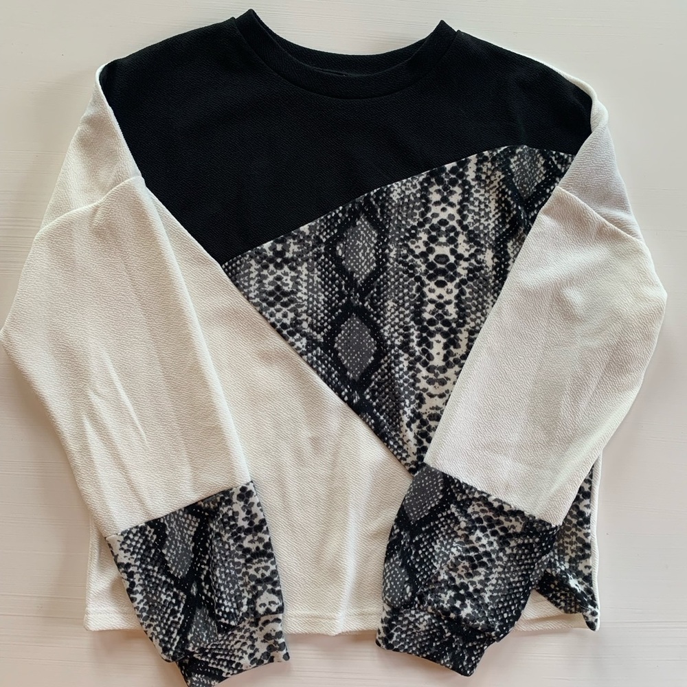 NWOT Shenk Women’s XS Animal Print Top